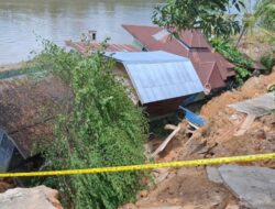 Longsor Rusak 3 Rumah dan Mushola di Muara Bunyut, Akses Jalan Kampung Lumpuh