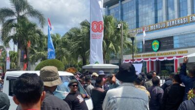 Kantor Gubernur Kaltim Digeruduk Tenaga Honorer