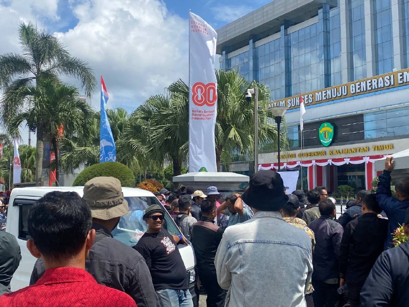 Kantor Gubernur Kaltim Digeruduk Tenaga Honorer