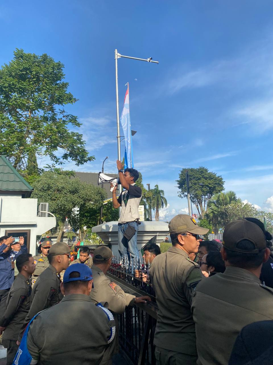 HMI Samarinda Geruduk Kantor Gubernur Kaltim