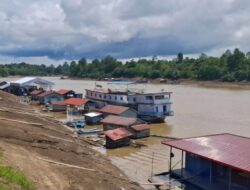 Kemarau Parah, Kapal Samarinda Mahulu Hanya Bisa Sandar di Long Iram