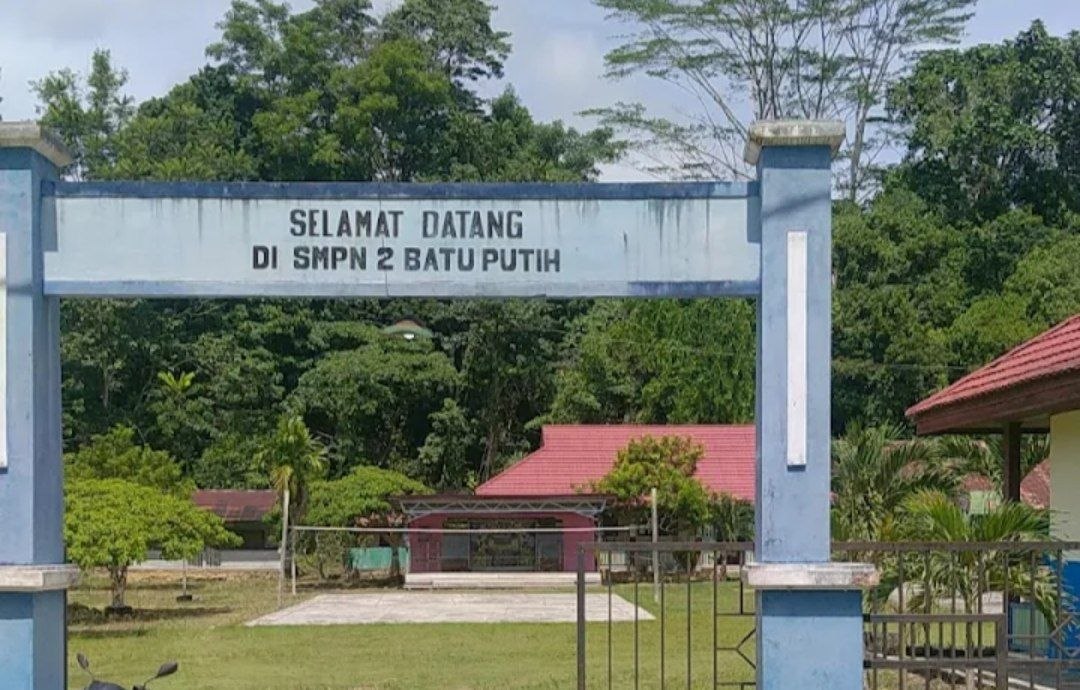 Ruang Kelas Terbatas dan Drainase Bermasalah, Frans Lewi Minta Dinas Terkait Bertindak