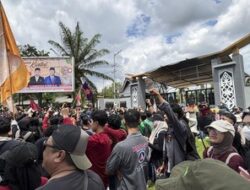 Peserta Aksi 21 April Mulai Berdatangan, Pagar DPRD Kaltim Dilumuri Oli