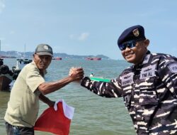 Jelang HUT ke-81 RI , Lanal Balikpapan Bagikan Sembako dan Bendera ke Nelayan