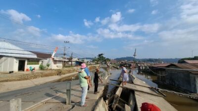 Jalan Margasari Akhirnya Amblas Sedalam 2 Meter