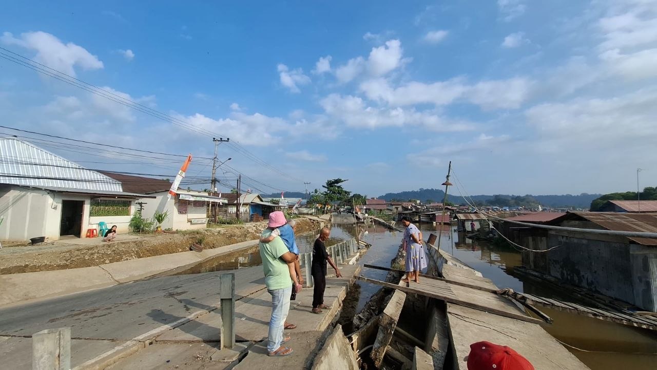 Jalan Margasari Akhirnya Amblas Sedalam 2 Meter