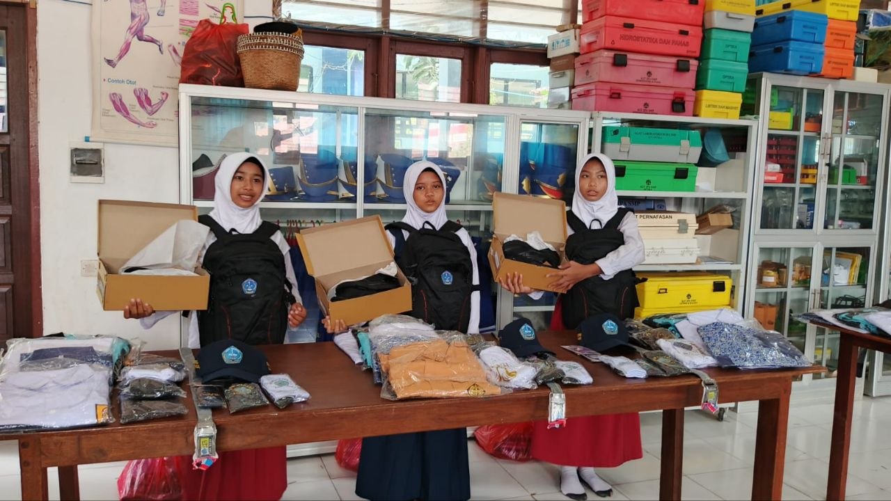 SMPN 1 Loa Kulu Bagikan Perlengkapan Sekolah Gratis, Ajak Siswa Semangat Ukir Prestasi