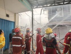 Kebakaran Dua Bangunan Usaha di Jalan Antasari Samarinda, Satu Relawan Dikabarkan Cidera