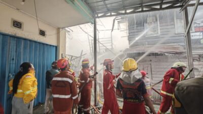 Kebakaran Dua Bangunan Usaha di Jalan Antasari Samarinda, Satu Relawan Dikabarkan Cidera