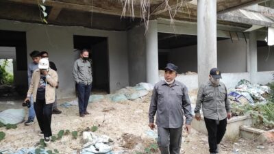 Ketua DPRD Kukar dan Rektor Unikarta Disergap Bau Limbah Bulu Ayam di Bangunan Kampus Tenggarong Seberang 