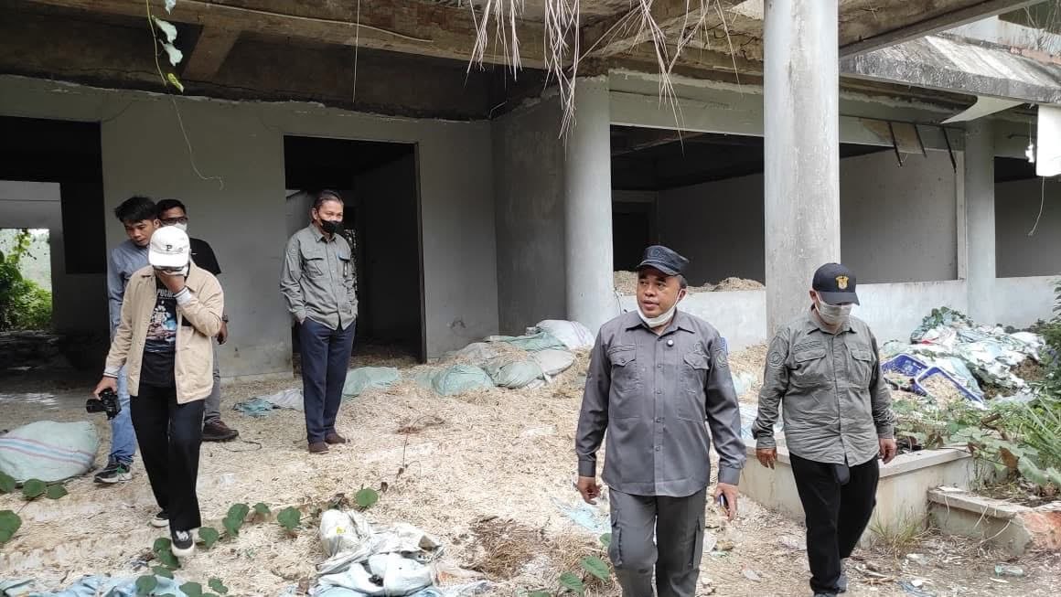 Ketua DPRD Kukar dan Rektor Unikarta Disergap Bau Limbah Bulu Ayam di Bangunan Kampus Tenggarong Seberang 
