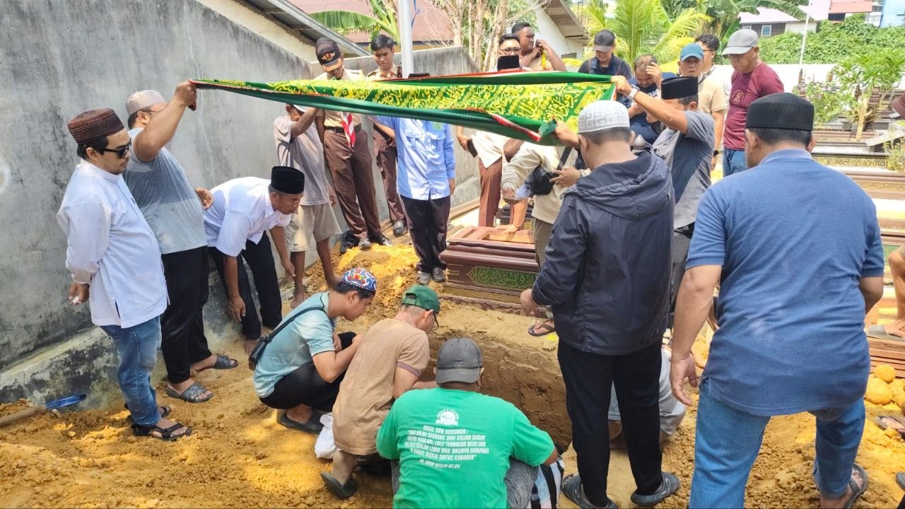 Pengajar Ponpes di Tenggarong Harus Dioperasi karena Luka Bakar 70 Persen, Dua Anaknya Dimakamkan Satu Liang 